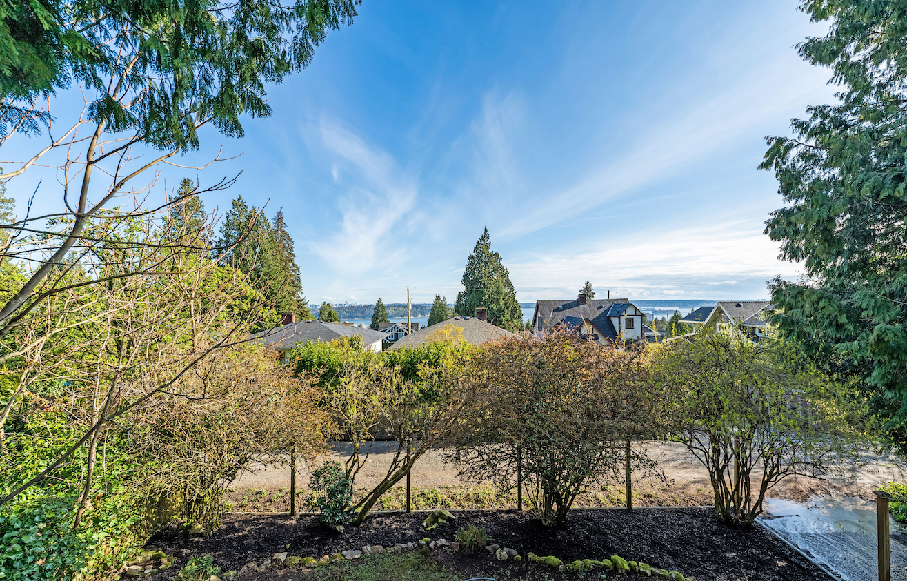 COZY FAMILY HOME IN THE HEART OF AMBLESIDE- 1488 Palmerston Avenue, West Vancouver